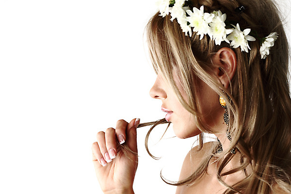 포토 JPG 해외이미지 응시 여자 꽃 얼굴 포즈 생각 신체 휴식 건강 한명 사람 성인 금발 섹시 유행 화환 화장품 흰색 화려 황금 우아함 입술 명상 개성 해외202004 해외202105 해외포토 식물 1 헤어스타일 시선 컬러 컨셉 신체부위 뷰티 파일형식