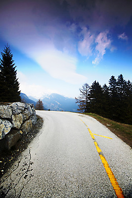 포토 JPG 해외이미지 구름 계절 도로 길 선 여행 곡선 교통시설 자동차 자연 하늘 산 풍경 사람없음 야외 초록색 여름 파란색 운전 자유 가을 시골 고속도로 숲 아스팔트 땅 방향 언덕 속도 길가 루트 방법 옛날 직진 수평선 소멸 해외202004 해외202105 해외포토 자연요소 육상교통 컬러 교통 컨셉 모션 시설 생태계 파일형식