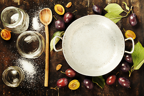 포토 JPG 해외이미지 잎 유리병 디저트 사람없음 하이앵글 냄비 설탕 나무바닥 자두 나무숟가락 과일잼 카피스페이스 해외202004 해외포토 식물 음식 뷰포인트 과일 병_용기 바닥 숟가락 공백 솥 잼 파일형식