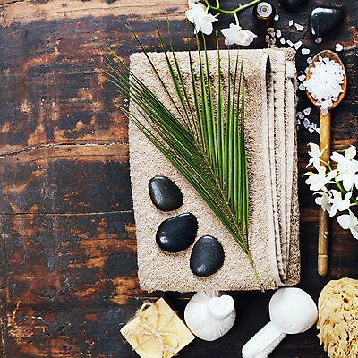 포토 JPG 해외이미지 꽃 잎 실내 사람없음 하이앵글 수건 숟가락 나무바닥 아로마 비누 아로마테라피 스톤 허브볼 입욕소금 해외202004 해외포토 식물 뷰포인트 바닥 수저 내부 위생용품 미용용품 소금 테라피 파일형식