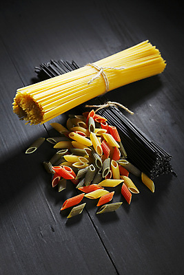 포토 JPG 해외이미지 모양 음식 재료 탁자 파스타 스파게티 요리 사람없음 빨간색 초록색 노란색 검은색 이탈리아 면 밀 마카로니 파르팔레 펜네 탈리아텔레 해외202004 해외202105 해외포토 유럽 컬러 가구 곡류 서양음식 파스타면 파일형식