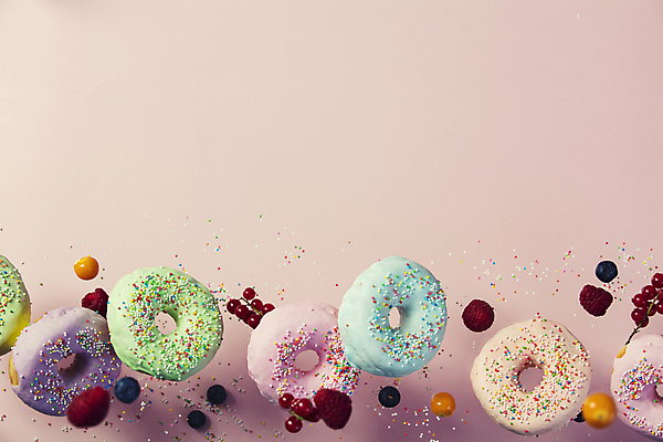 포토 JPG 해외이미지 열매 디저트 실내 사람없음 도넛 달콤 블루베리 산딸기 스프링클 카피스페이스 분홍색배경 해외202004 해외포토 식물 음식 분홍색 백그라운드 과일 내부 장식 공백 맛 파일형식