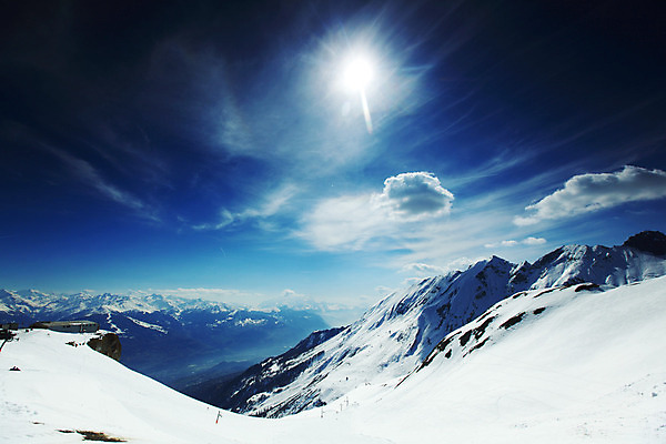 포토 JPG 해외이미지 구름 계절 스포츠 여행 겨울 자연 하늘 산 파노라마 풍경 사람없음 파란색 빛 햇빛 태양 얼음 봄 하이킹 추위 안개 흰색 스노우보드 정상 언덕 휴양지 빙하 서리 알프스 암초 눈보라 절정 눈내림 해외202004 해외202105 해외포토 자연요소 유럽 컬러 레저 날씨 눈_날씨 촬영기법 장소 보드_스포츠 생태계 파일형식