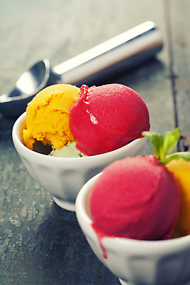 포토 JPG 해외이미지 그릇 아이스크림 디저트 실내 사람없음 달콤 담기 나무바닥 스쿱 해외202004 해외포토 식기 음식 모션 바닥 내부 맛 파일형식