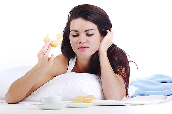 포토 JPG 해외이미지 백인 모델 1 라이프스타일 웰빙 여자 행복 유럽 얼굴 커피 음료 비즈니스 아침 갈색머리 실내 한명 사람 성인 컵 금발 카페 침실 흰색 침대 뜨거움 아침식사 고립 단절 혼자 유일 해외202004 해외202105 해외포토 주간 서양인 헤어스타일 식기 감정 나라 컬러 가구 내부 생활 신체부위 상점 식사 파일형식