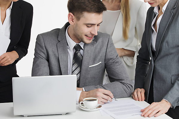 포토 JPG 해외이미지 직업 여자 남자 종이 커피 비즈니스 사업가 협력 노동자 직장 함께함 실내 사람 정장 여러명 노트북 사무실 펜 거래 업무 비즈니스맨 비즈니스우먼 자신감 대표 책상 동료 계약 사인 경영자 리더 문서 서명 경영 모금 해외202004 해외202105 해외포토 옷 감정 음료 가구 다수 컨셉 회사 관계 내부 전자제품 필기구 작업 직장인 파일형식