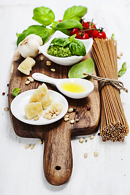 포토 JPG 해외이미지 치즈 실내 마늘 사람없음 이탈리아음식 올리브오일 흰배경 잣 바질 나무도마 파스타면 페스토 해외202004 해외포토 백그라운드 채소 유제품 도마 파스타 서양음식 내부 목재 견과류 흰색 면류 소스_음식 기름_음식 파일형식