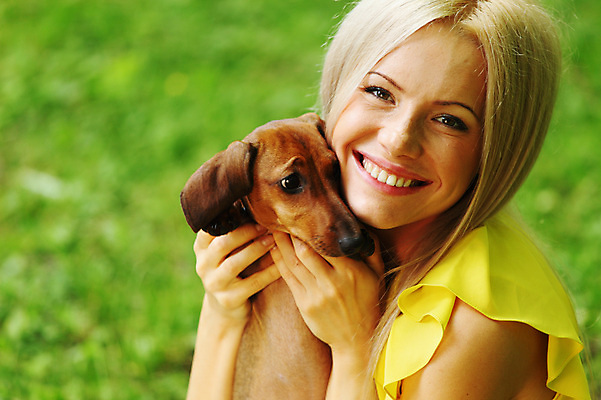 포토 JPG 해외이미지 동물 응시 여자 얼굴 백그라운드 장난 포유류 포옹 자연 한명 미소 사람 앉기 성인 빨간색 반려동물 금발 갈색 머리 흰색 유머 소시지 개 강아지 작음 자르기 닥스훈트 송곳니 기르기 돌봄 유래 해외202004 해외202105 해외포토 1 헤어스타일 시선 감정 컬러 안기 모션 표정 신체부위 가공식품 치아 크기 생태계 파일형식
