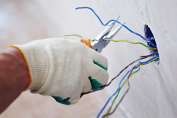 포토 JPG 해외이미지 직업 남자 산업 벽 통신 노동자 새로움 주택 사람 사람없음 힘 기쁨 장비 에너지 도구 업무 틈 유머 기술자 수리 서비스 전자 철사 고정 개선 설치 업그레이드 재주꾼 배선 해외202004 해외202105 해외포토 감정 컨셉 건물 한자 작업 파일형식