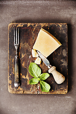 포토 JPG 해외이미지 포크 유제품 실내 사람없음 하이앵글 칼 바질 나무받침 파마산치즈 갈색배경 해외202004 해외포토 식기 뷰포인트 백그라운드 치즈 내부 목재 갈색 받침대 파일형식