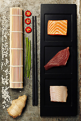 포토 JPG 해외이미지 채소 젓가락 고추 실내 사람없음 하이앵글 쌀 참치 날것 연어 대나무발 생강 연어요리 연어회 플랫레이 해외202004 해외포토 음식 뷰포인트 곡류 수저 어류 내부 생선회 플랫 파일형식