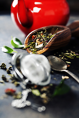 포토 JPG 해외이미지 잎 검은배경 실내 사람없음 아웃포커스 숟가락 다기 찻주전자 찻잎 스쿱 해외202004 차거름망 해외포토 식물 백그라운드 주전자 촬영기법 수저 내부 차_음료 검은색 다도 파일형식