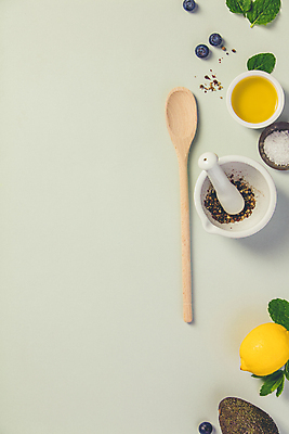 포토 JPG 해외이미지 사람없음 하이앵글 올리브오일 레몬 블루베리 종지 절구 후추 나무숟가락 아보카도 나무그릇 절굿공이 카피스페이스 초록배경 해외202004 해외포토 그릇 뷰포인트 백그라운드 과일 목재 초록색 숟가락 공백 도구 기름_음식 향신료 파일형식