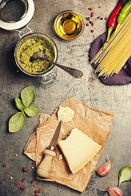 포토 JPG 해외이미지 고추 회색배경 실내 마늘 사람없음 하이앵글 숟가락 이탈리아음식 올리브오일 바질 치즈나이프 통후추 파마산치즈 파스타면 페스토 해외202004 해외포토 뷰포인트 백그라운드 채소 치즈 파스타 서양음식 수저 내부 회색 면류 소스_음식 나이프 기름_음식 후추 파일형식