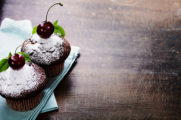 포토 JPG 해외이미지 실내 사람없음 식탁보 체리 달콤 컵케이크 민트 나무바닥 슈가파우더 초코맛 카피스페이스 해외202004 해외포토 과일 바닥 내부 케이크 초콜릿 공백 맛 허브 파일형식