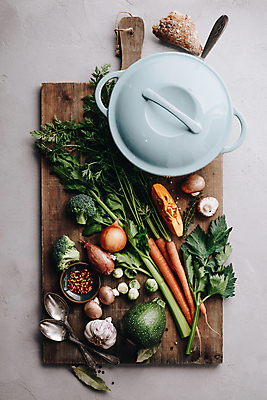 포토 JPG 해외이미지 스튜디오촬영 회색배경 양파 감자 실내 마늘 사람없음 하이앵글 숟가락 당근 브로콜리 나무도마 단호박수프 해외202004 해외포토 뷰포인트 백그라운드 채소 뿌리채소 도마 수저 내부 목재 회색 수프 파일형식