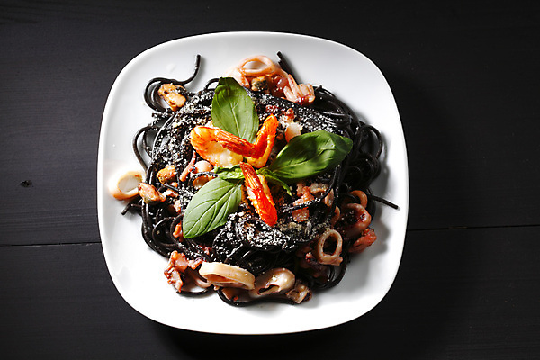 포토 JPG 해외이미지 잎 탁자 검은배경 조개 새우 사람없음 신선 해산물 오징어 홍합 바질 오징어먹물스파게티 해외202004 오징어먹물 해외202105 해외포토 식물 가구 백그라운드 어패류 연체동물 스파게티 갑각류 검은색 수중동물 파일형식