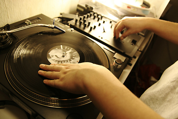 포토 JPG 해외이미지 손 음악 손가락 놀이 사람없음 전자제품 파티 소리 음악가 기술자 혼합 DJ 클럽 전자 축음기 비닐 돌리기 뮤지컬 섞기 테크노 유흥 해외202004 해외202105 해외포토 직업 음향기기 모션 재질 문화예술 이벤트 신체부위 골동품 파일형식