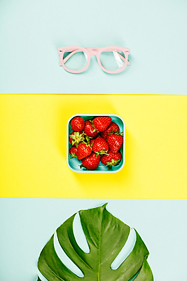 포토 JPG 해외이미지 접시 안경 딸기 실내 사람없음 하이앵글 파란배경 노란배경 몬스테라 해외202004 해외포토 식물 식기 잡화 뷰포인트 백그라운드 과일 내부 파란색 노란색 파일형식