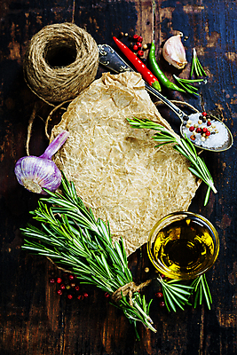 포토 JPG 해외이미지 고추 양파 실내 마늘 사람없음 숟가락 올리브오일 허브 나무바닥 홍고추 소금 유리그릇 노끈 로즈메리 통후추 종이호일 해외202004 해외포토 식물 그릇 줄 채소 유리 바닥 수저 내부 기름_음식 후추 파일형식