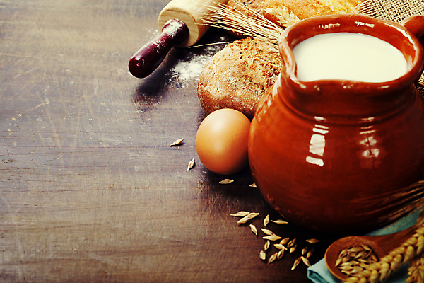 포토 JPG 해외이미지 빵 건강 사람없음 계란 우유 항아리 우유병 병 밀 유기농 밀가루 밀대 나무탁자 칼슘 카피스페이스 해외202004 해외포토 식기 웰빙 음식 탁자 주방용품 병_용기 유제품 곡류 알 공백 도자기 가루 파일형식