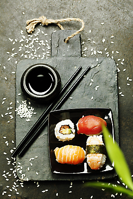 포토 JPG 해외이미지 스튜디오촬영 접시 조각 밥 실내 사람없음 금속 작음 먹기 석판 일본음식 맛있는 해외202004 해외포토 식기 음식 모션 재질 내부 크기 파일형식