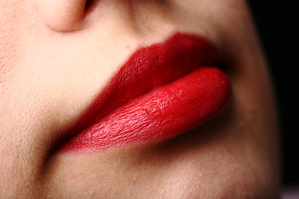 포토 JPG 해외이미지 외국인 모델 근접촬영 신체부위 빨간색 화장 립스틱 입술 해외202004 해외202105 해외포토 뷰포인트 컬러 사람 인종 뷰티 화장품 파일형식