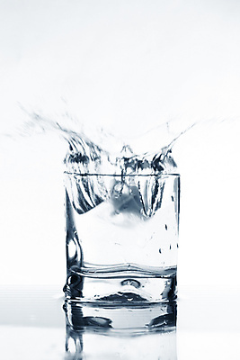 포토 JPG 해외이미지 모양 1 음료 백그라운드 와인잔 유리 휴식 주류 사람없음 반사 파티 얼음 힘 추위 흰색 물방울 표현 알코올 칵테일 바 액체 황금 우아함 떨어짐 혼합 순수 싱글 슛 제트기 아일랜드 알코올중독 고립 버번 보드카 텀블러 스타일 해외202004 해외202105 해외포토 자연요소 유럽 컬러 컨셉 술잔 재질 비행기 이벤트 컵 중독 파일형식