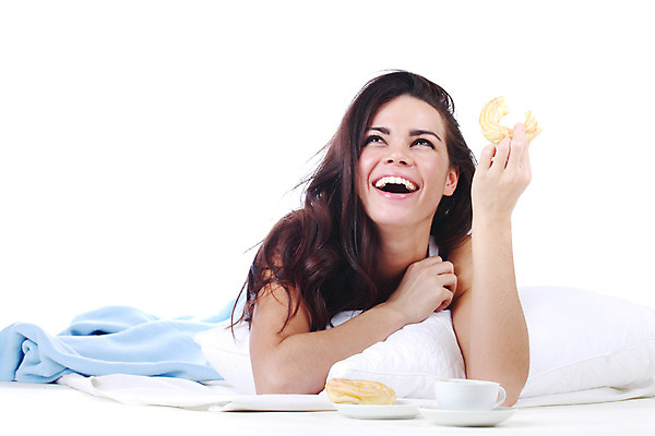 포토 JPG 해외이미지 백인 모델 1 라이프스타일 웰빙 여자 행복 유럽 얼굴 커피 음료 비즈니스 아침 갈색머리 실내 한명 미소 사람 성인 컵 금발 카페 침실 흰색 침대 뜨거움 차 아침식사 고립 단절 혼자 유일 해외202004 해외202105 해외포토 주간 서양인 헤어스타일 식기 감정 나라 컬러 가구 표정 내부 생활 신체부위 상점 식사 파일형식