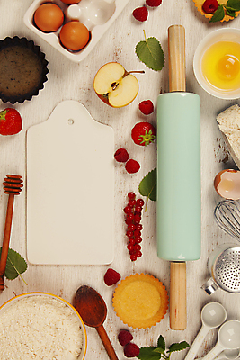 포토 JPG 해외이미지 그릇 딸기 도마 사람없음 하이앵글 계란 민트 계란껍데기 흰배경 산딸기 밀가루 거품기 밀대 계량스푼 나무숟가락 계란판 크랜베리 타르트 허니디퍼 카피스페이스 해외202004 해외포토 식기 열매 빵 뷰포인트 백그라운드 과일 주방용품 알 숟가락 공백 흰색 도구 가루 허브 파이_빵 파일형식
