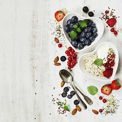 포토 JPG 해외이미지 접시 딸기 씨앗 사람없음 숟가락 견과류 하트 블루베리 산딸기 아몬드 뮤즐리 해외202004 해외포토 모양 식물 식기 과일 수저 파일형식