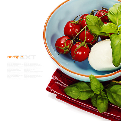 포토 JPG 해외이미지 그릇 방울토마토 실내 타이포그라피 사람없음 식탁보 흰배경 바질 모짜렐라치즈 카피스페이스 해외202004 해외포토 문자 식기 백그라운드 토마토 치즈 내부 공백 흰색 파일형식