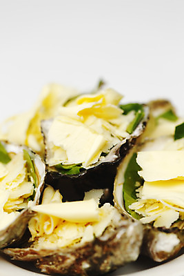 포토 JPG 해외이미지 접시 치즈 사람없음 아웃포커스 굴 신선 해산물 굴요리 해외202004 해외202105 해외포토 식기 음식 어패류 유제품 촬영기법 파일형식