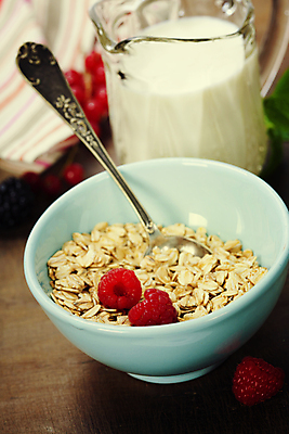 포토 JPG 해외이미지 그릇 실내 사람없음 숟가락 우유 우유병 산딸기 건강식 오트밀 슈퍼푸드 갈색배경 귀리 해외202004 해외포토 식기 음식 백그라운드 과일 병_용기 유제품 곡류 수저 내부 갈색 건강식품 파일형식