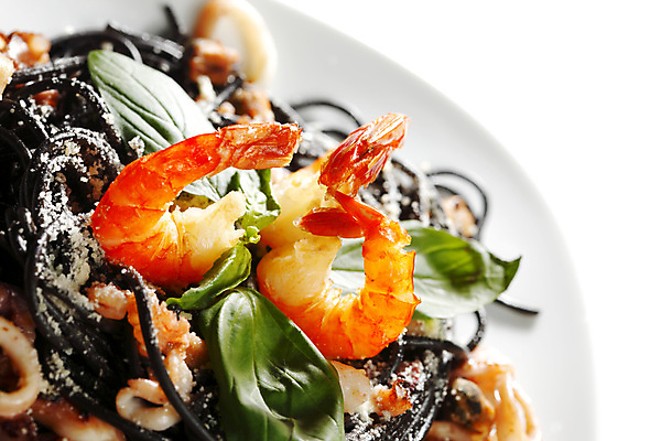 포토 JPG 해외이미지 접시 새우 사람없음 아웃포커스 신선 해산물 오징어 흰배경 홍합 후추 바질 오징어먹물스파게티 해외202004 오징어먹물 해외202105 해외포토 식기 백그라운드 어패류 연체동물 촬영기법 스파게티 갑각류 수중동물 흰색 향신료 파일형식