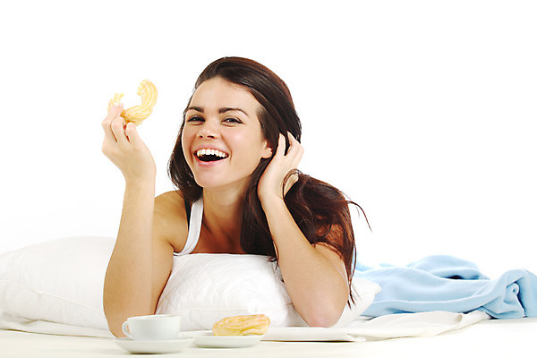 포토 JPG 해외이미지 백인 모델 1 라이프스타일 웰빙 여자 행복 유럽 얼굴 커피 음료 비즈니스 아침 갈색머리 실내 한명 미소 사람 성인 컵 금발 카페 침실 흰색 침대 뜨거움 차 아침식사 고립 단절 혼자 유일 해외202004 해외202105 해외포토 주간 서양인 헤어스타일 식기 감정 나라 컬러 가구 표정 내부 생활 신체부위 상점 식사 파일형식