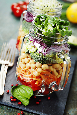 포토 해외이미지 포크 유리병 실내 사람없음 아웃포커스 당근 샐러드 브로콜리 담기 채식 나무바닥 바질 건강식 다이어트음식 돌판 병아리콩 어린잎 적양파 통후추 비건 해외202004 해외포토 식기 음식 잎 다이어트 채소 모션 양파 병_용기 콩 바닥 뿌리채소 촬영기법 내부 돌_바위 후추 채식주의자 파일형식