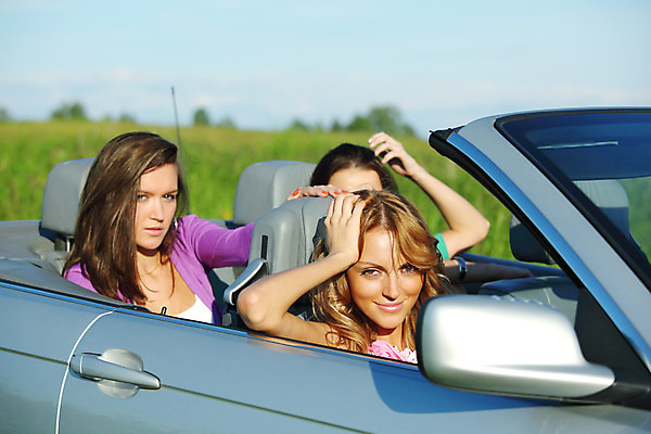 포토 JPG 해외이미지 라이프스타일 여자 남자 행복 여행 백그라운드 자동차 자연 하늘 휴가 미소 사람 성인 야외 세명 여름 파란색 친구 우정 자유 흰색 오픈카 해외202004 해외202105 해외포토 계절 감정 육상교통 컬러 컨셉 관계 승용차 표정 생활 생태계 파일형식