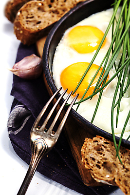 포토 JPG 해외이미지 포크 실내 마늘 사람없음 계란 식탁보 프라이팬 아침식사 바게트 계란프라이 흰배경 해외202004 해외포토 식기 빵 백그라운드 채소 주방용품 내부 알 식사 흰색 계란요리 파일형식