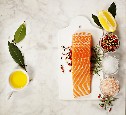 포토 JPG 해외이미지 채소 도마 실내 사람없음 하이앵글 레몬 날것 소금 연어 후추 바질 로즈메리 연어요리 연어회 플랫레이 해외202004 해외포토 음식 뷰포인트 과일 주방용품 어류 내부 생선회 플랫 허브 향신료 파일형식