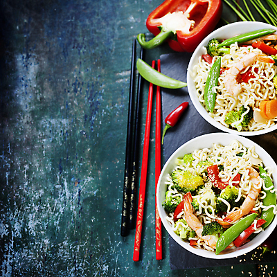 포토 JPG 해외이미지 젓가락 고추 새우 파프리카 사람없음 하이앵글 당근 면류 국수 완두콩 파란배경 동양음식 카피스페이스 해외202004 해외포토 음식 뷰포인트 백그라운드 채소 콩 뿌리채소 수저 갑각류 파란색 공백 파일형식