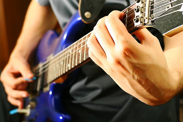 포토 JPG 해외이미지 남자 줄 노래 손가락 놀이 관리 사랑 미술 사람 사람없음 목재 파란색 화목 콘서트 연주자 음악가 도구 악단 클래식 극장 예술가 롤 목 팔 재즈 뮤지컬 블루스 세피아 인기 플라멩코 플레이어 스타일 해외202004 해외202105 해외포토 나무 직업 손 감정 예술 음악 컬러 컨셉 재료 문화예술 촬영기법 신체부위 공연 세계문화유산 파일형식