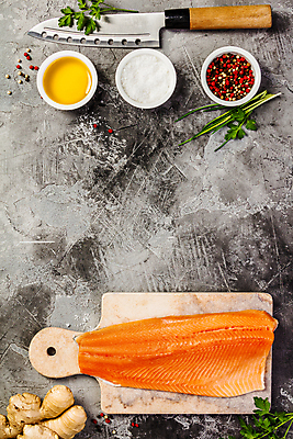 포토 JPG 해외이미지 도마 실내 사람없음 하이앵글 향신료 날것 소금 연어 후추 식칼 생강 연어요리 연어회 해외202004 해외포토 음식 뷰포인트 채소 주방용품 어류 내부 생선회 향미료 파일형식