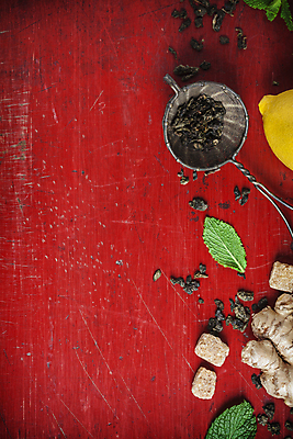 포토 JPG 해외이미지 실내 사람없음 찻잔 레몬 민트 생강 찻잎 빨간배경 생강차 카피스페이스 해외202004 차거름망 해외포토 백그라운드 채소 과일 잔 내부 빨간색 차_음료 공백 허브 파일형식
