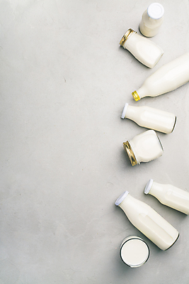 포토 JPG 해외이미지 회색배경 유리병 잔 건강 사람없음 하이앵글 우유 우유병 유기농 칼슘 카피스페이스 해외202004 해외포토 식기 웰빙 뷰포인트 백그라운드 병_용기 유제품 공백 회색 파일형식