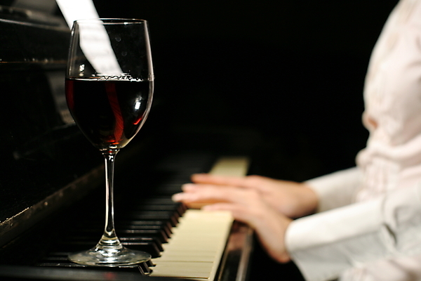 포토 JPG 해외이미지 손 여자 교육 음악 노래 손가락 놀이 수업 열쇠 미술 사람 성인 사람없음 검은색 화목 소리 콘서트 공연 연주자 음악가 흰색 기구 키보드 클래식 닫기 예술가 상아 멜로디 뮤지컬 플레이어 스타일 해외202004 해외202105 해외포토 직업 컬러 컨셉 모션 문화예술 이벤트 신체부위 파일형식