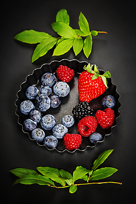 포토 JPG 해외이미지 잎 딸기 검은배경 사람없음 블루베리 산딸기 쿠키틀 블랙베리 해외202004 해외포토 식물 백그라운드 과일 검은색 제빵도구 파일형식