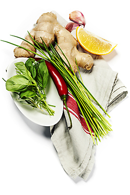 포토 JPG 해외이미지 접시 식재료 고추 마늘 사람없음 레몬 흰배경 생강 쪽파 해외202004 해외포토 식기 백그라운드 채소 과일 흰색 파 파일형식