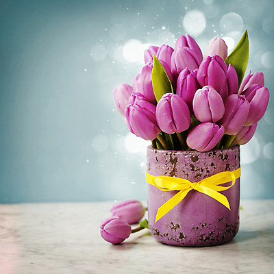 포토 JPG 해외이미지 리본 꽃다발 실내 사람없음 꽃병 튤립 파란배경 빛망울 해외202004 해외포토 꽃 백그라운드 내부 파란색 빛 파일형식