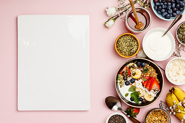 포토 JPG 해외이미지 그릇 꽃 커피 잎 딸기 유리병 곡류 바나나 실내 사람없음 하이앵글 숟가락 커피잔 시리얼 블루베리 꿀 요거트 허니디퍼 카피스페이스 분홍색배경 그래놀라 해외202004 코코넛과육 해외포토 식물 식기 음료 음식 뷰포인트 분홍색 백그라운드 과일 병_용기 잔 유제품 수저 내부 공백 도구 코코넛 과육 파일형식